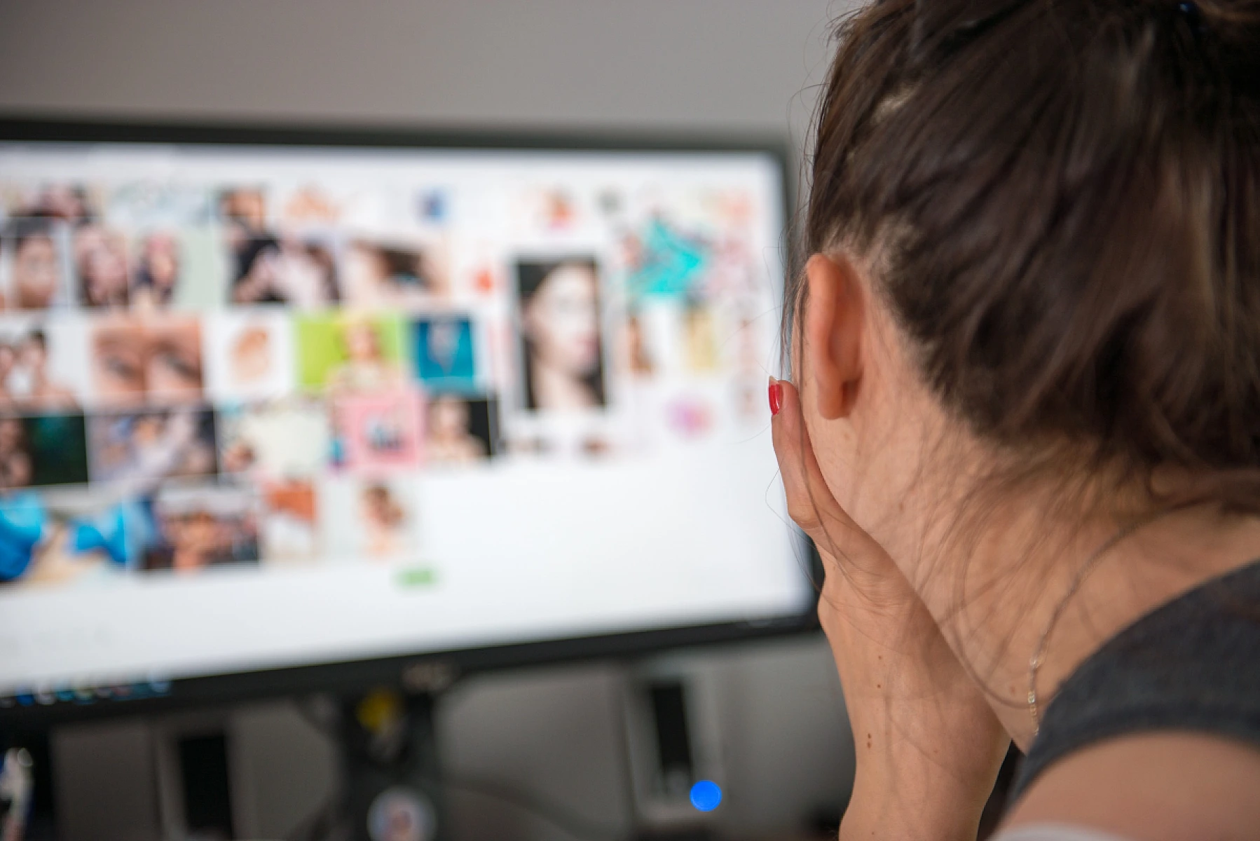 Screen Time Causes Accelerated Skin Aging, and What You Can Do About It 